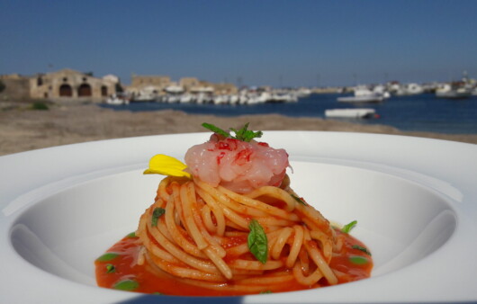 La ricetta dello Chef Campisi: un gustosissimo primo piatto. Oggi prepariamo insieme a voi gli Spaghetti con salsa di pomodoro ciliegino di Pachino IGP con tartare di gambero rosso e foglie di menta.