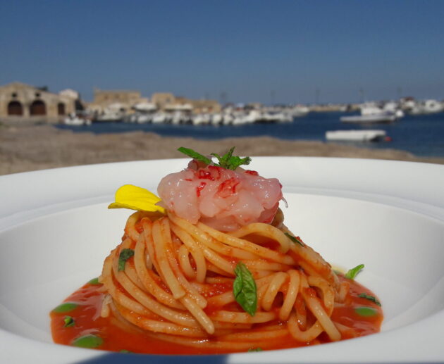 La ricetta dello Chef Campisi: un gustosissimo primo piatto. Oggi prepariamo insieme a voi gli Spaghetti con salsa di pomodoro ciliegino di Pachino IGP con tartare di gambero rosso e foglie di menta.