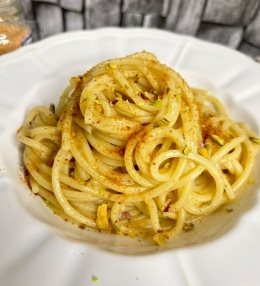 Spaghetti cremosi con bottarga di tonno, acciughe, limone e pistacchi