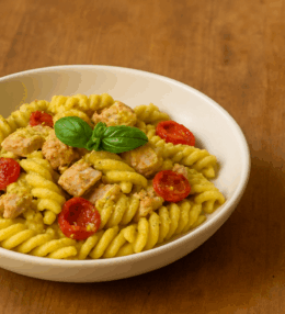 Fusilloni al tarantello di tonno rosso con pesto di pistacchio e ciliegino semisecco