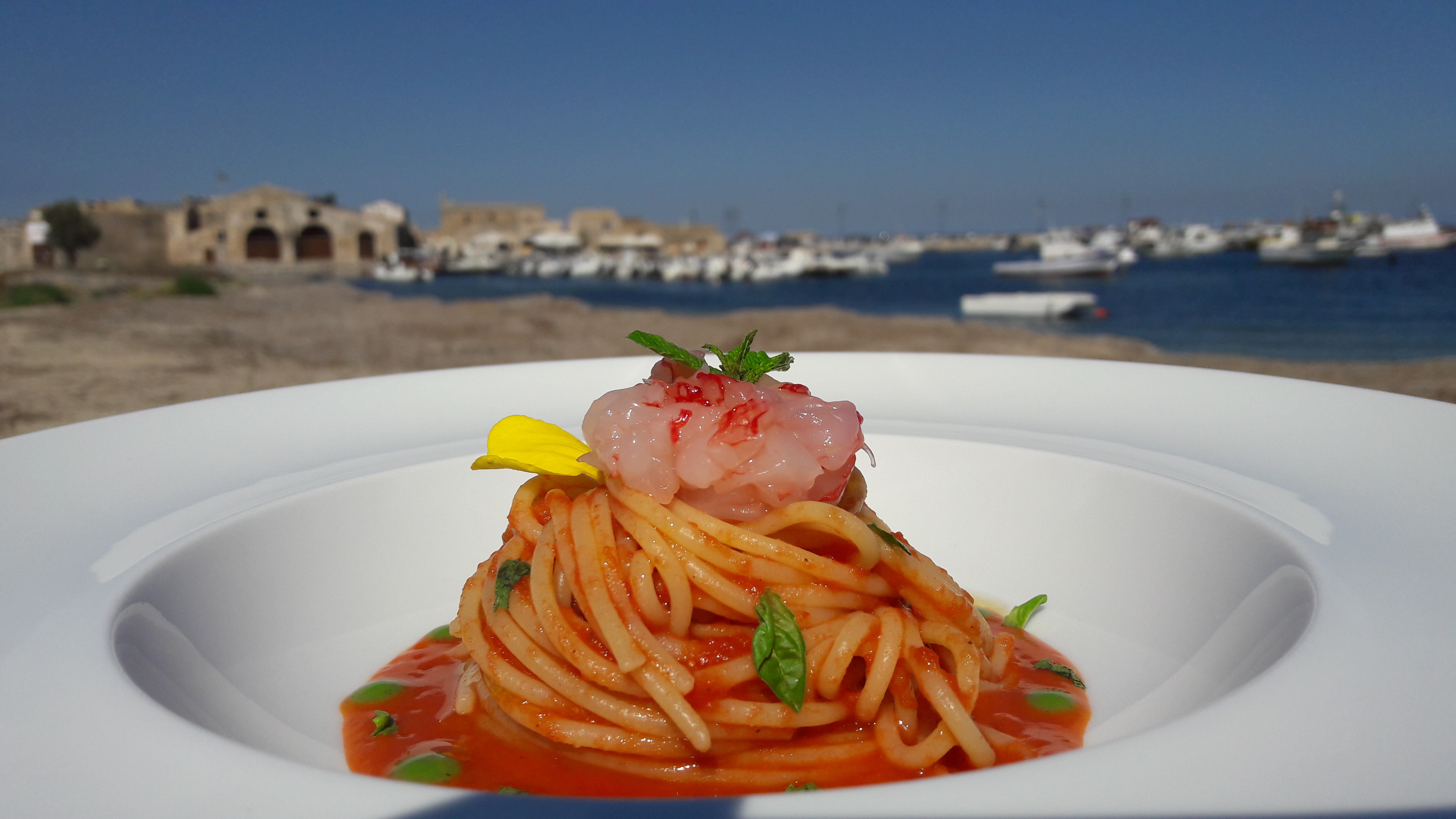 La ricetta dello Chef Campisi: un gustosissimo primo piatto. Oggi prepariamo insieme a voi gli Spaghetti con salsa di pomodoro ciliegino di Pachino IGP con tartare di gambero rosso e foglie di menta.